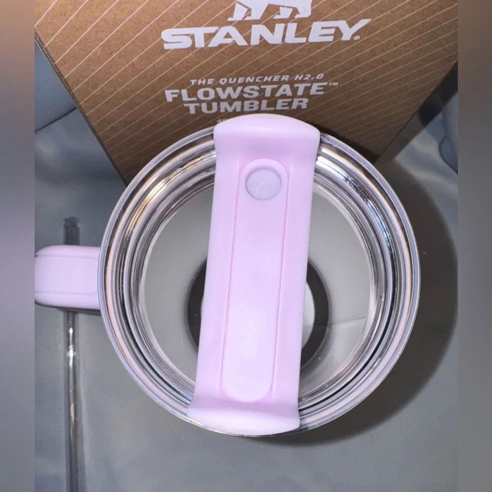 Hello Kitty Stanley Pink Leopard Print Flowstate Tumbler 40 oz. - Picture 4 of 9
